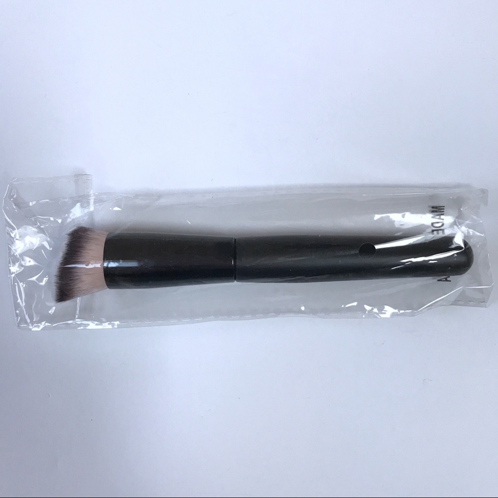 DOLL 10 PRECISION ANGLED FOUNDATION BRUSH - NEW